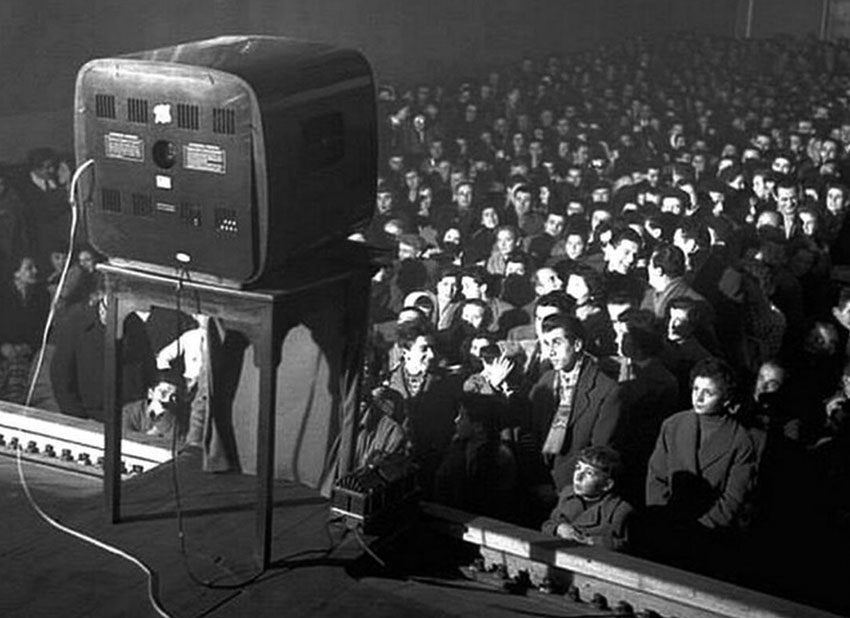 В кинотеатре за просмотром передач по телевизору, 1956 год.