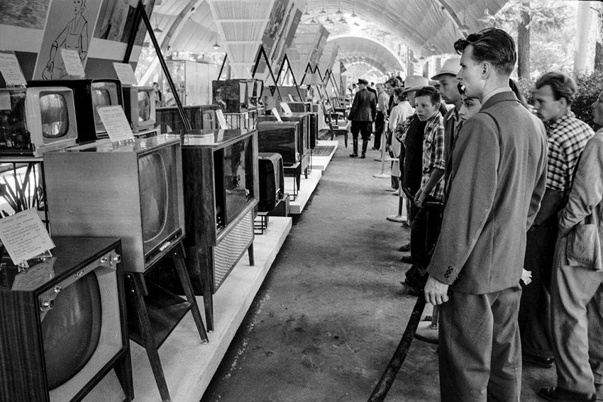 Coвeтские гpaждане paзглядывают телeвизopы на Aмepиканской выставке...