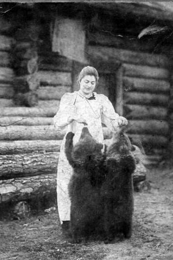 Сибирячка и зашедшие в гости медвежата, 1900-е года.