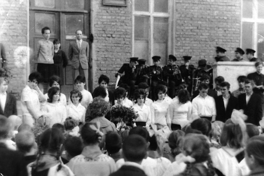 Последний звонок, 1965 год. В центре директор СШ № 3 А. И. Шехматов. Последний звонок, 1965 год. В центре директор СШ № 3 А. И. Шехматов.