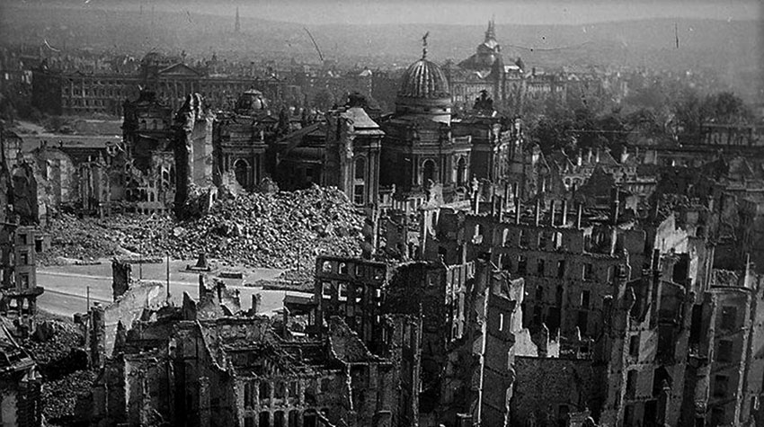 20.01.1944 Королевские военно - воздушные силы и США сбросили...