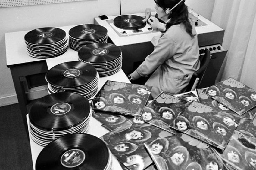 Прослушивание экземпляров The Beatles «Rubber Soul» в комнате контроля... Прослушивание экземпляров The Beatles «Rubber Soul» в комнате контроля...