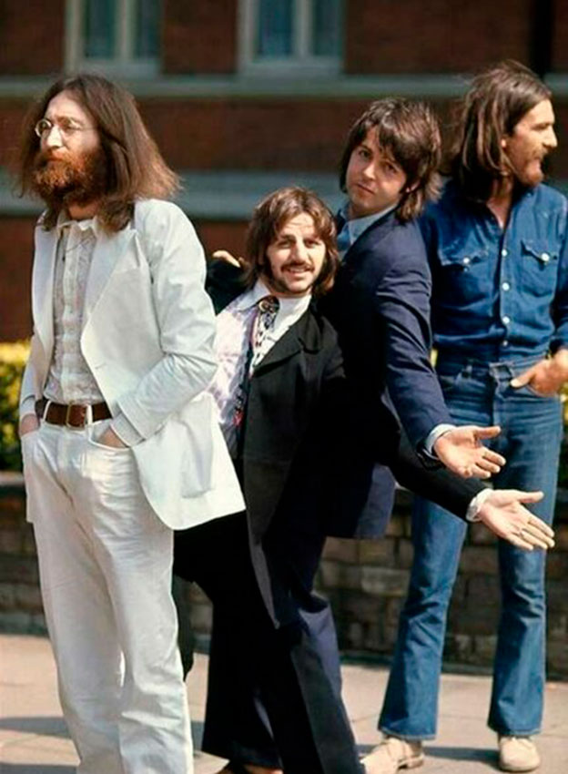 The Beatles готовятся пересечь Abbey Road для легендарной обложки... The Beatles готовятся пересечь Abbey Road для легендарной обложки...