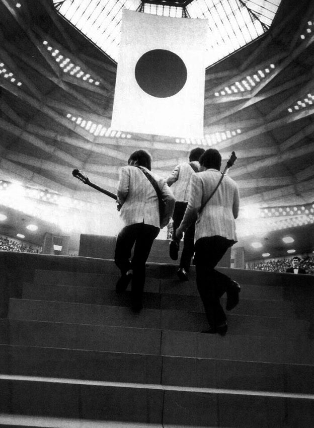 The Beatles выходит на сцену, 1966 год. The Beatles выходит на сцену, 1966 год.