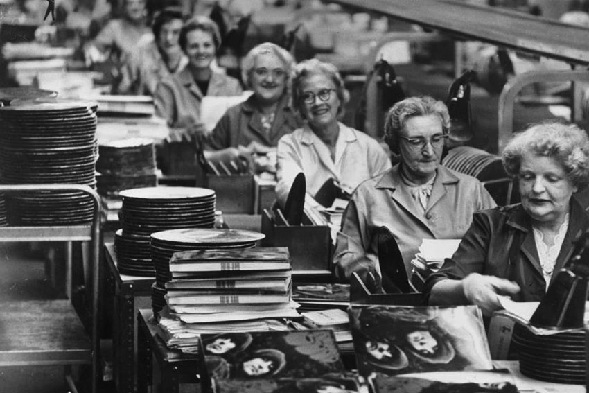 Женщины собирают альбом группы The Beatles на виниловой фабрике,... Женщины собирают альбом группы The Beatles на виниловой фабрике,...