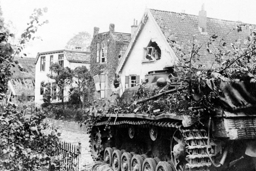 Уличный бой в Арнеме во время работы StuG III Италия, 1944 год.