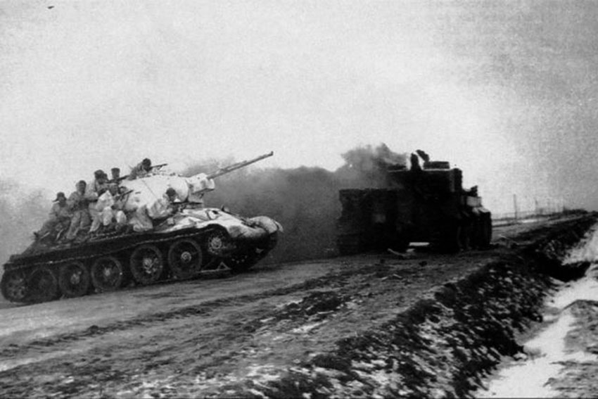 Cоветский танк Т-34 с десантом пересекает магистраль Житомир...