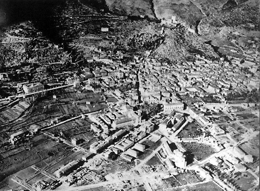 Город Кассино 14 марта 1944 года, за день до того, как он был...