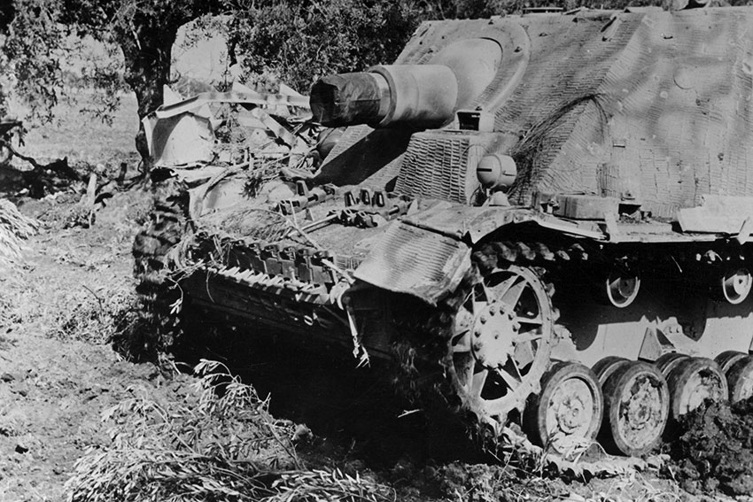 Немецкая САУ Sturmpanzer IV в районе Неттуно-Анцио, Лацио, Италия,...