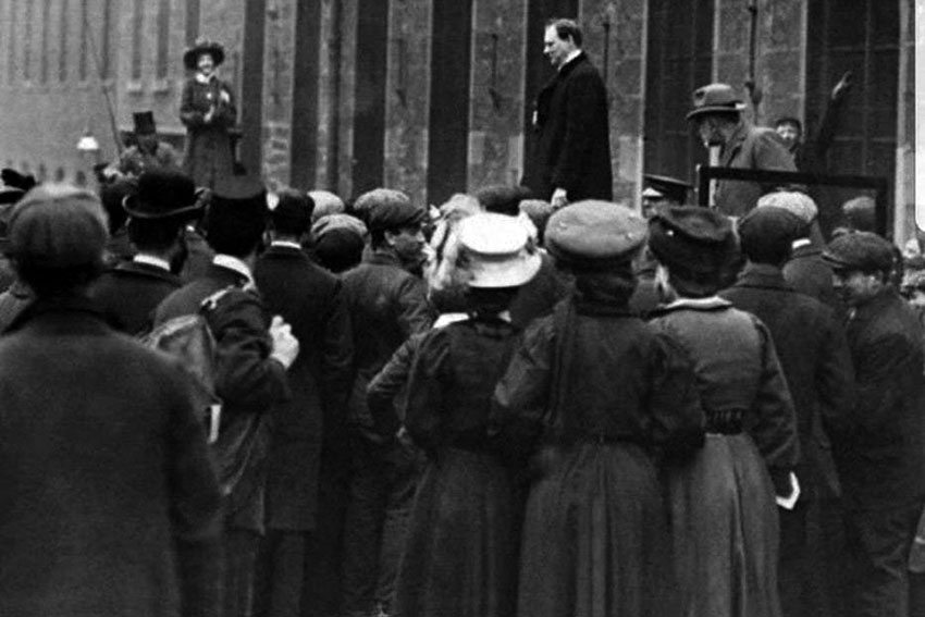 Уинстон Черчилль проводил кампанию в Данди в 1908  а слева...