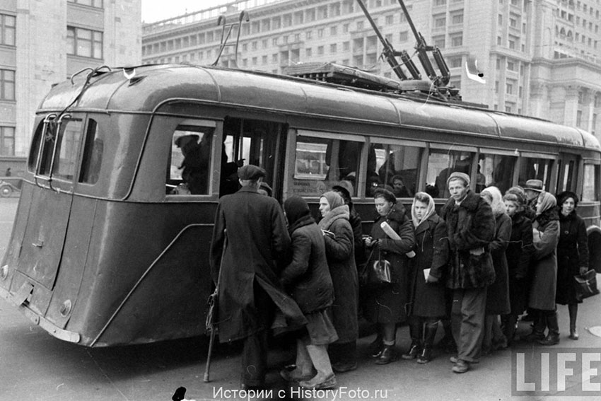 Улица Горького. Остановка около гостиницы «Националь»,...