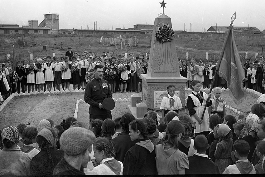 9 мая 1960 г. к 15-летию Победы над фашизмом на городском кладбище...