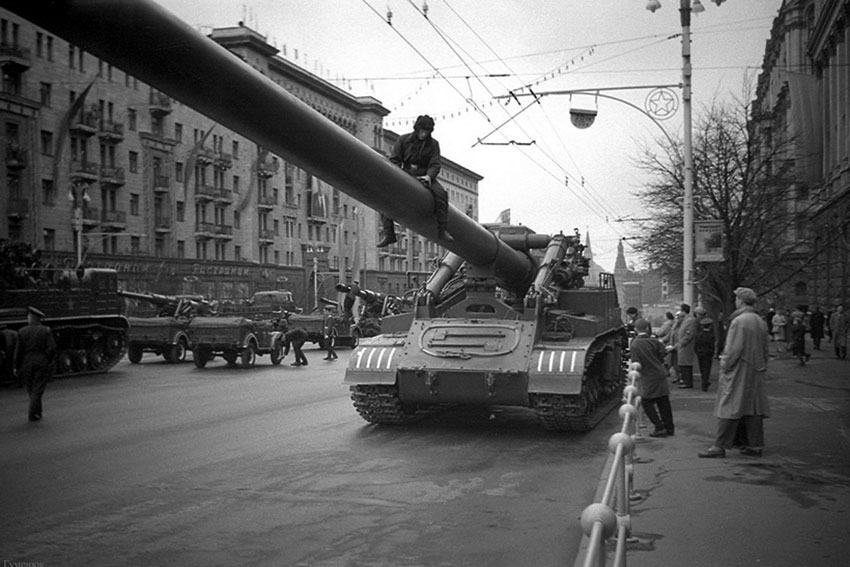 1 мая 1962 года в Москве - 420-мм самоходный миномет 2Б1 «Ока»....