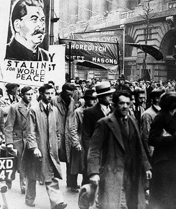Английские коммунисты на демонстрации в Лондоне, 1 мая 1936...