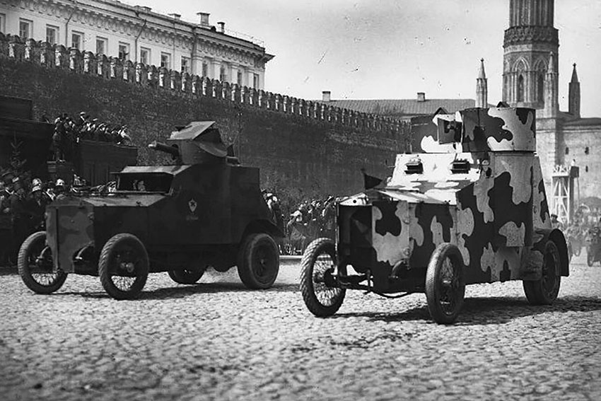 Военные парады с демонстрацией новейшей техники. 1 мая 1925...