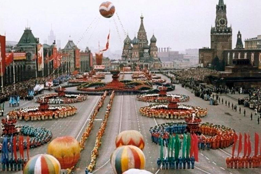 Празднование Первого мая на Красной площади в Москве, СССР,...