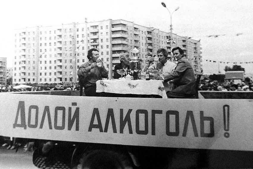 Противоречивые лозунги на Первомайской демонстрации в...
