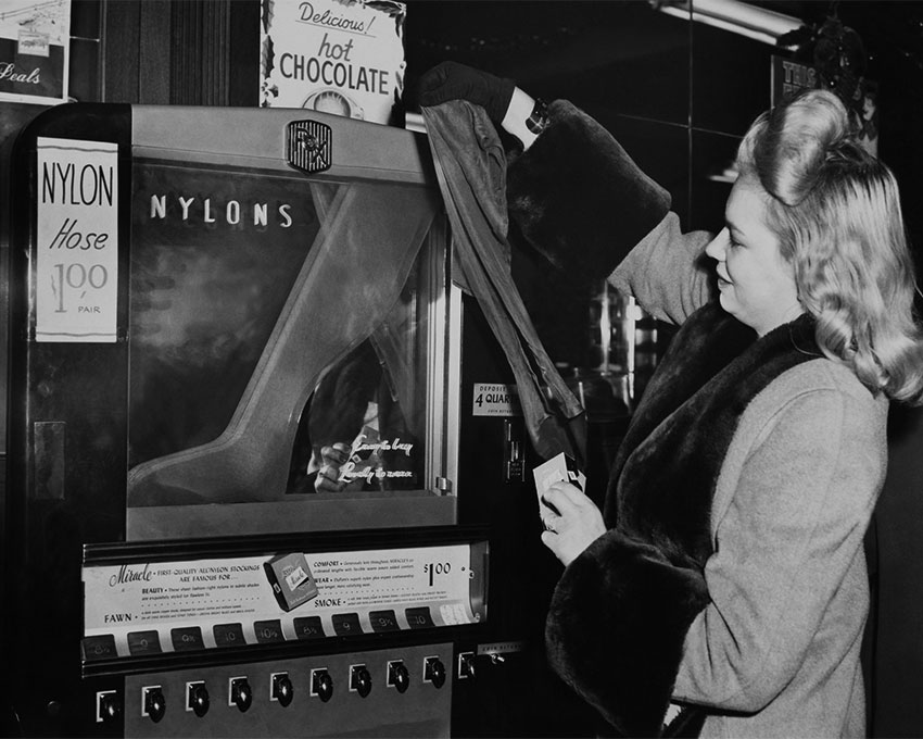 Автомат по продаже чулок, 1950-е годы.