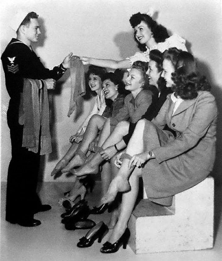 Моряк привез из рейса редкие чулки, 1940-е годы.