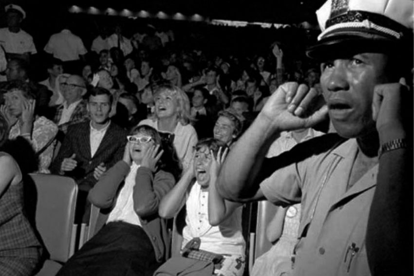 Полицейский на концерте The Beatles, США, 1964 гoд.
