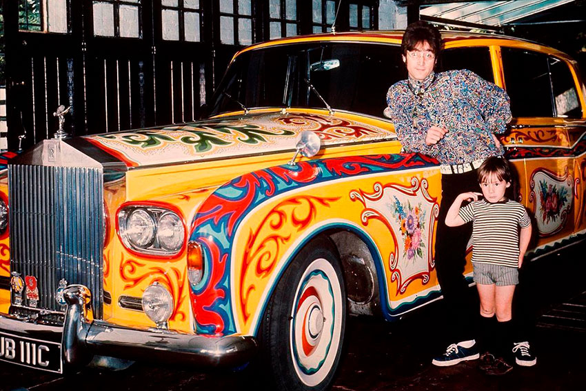 Джон Леннон и его знаменитый Rolls-Royce Phantom V, 1967 год.