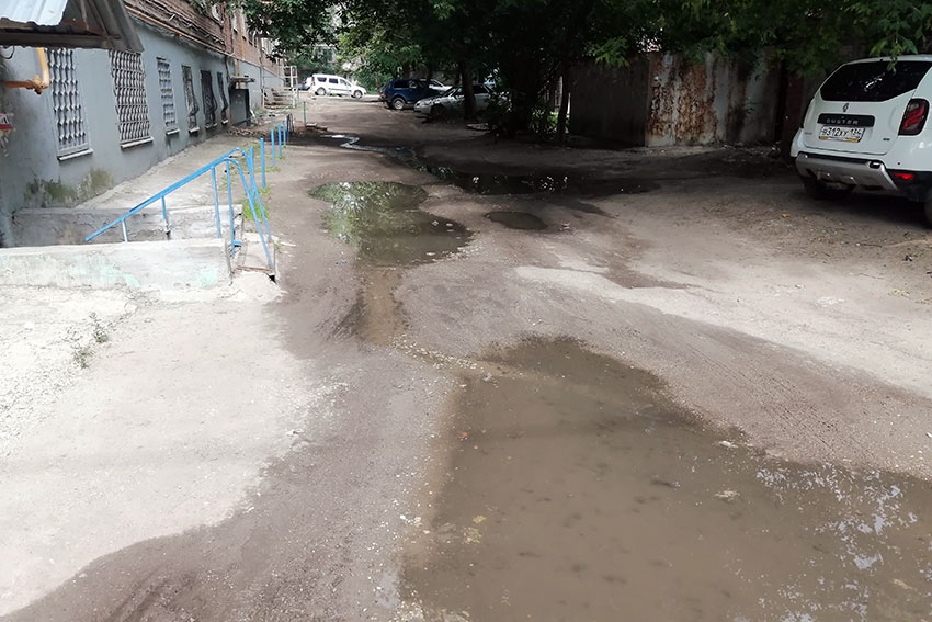 Зловонная речка по улицам Энгельса