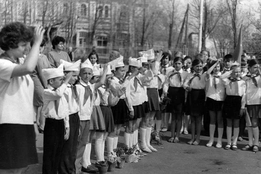 Торжественное вступление в "пионеры" на площади Ленина... Торжественное вступление в "пионеры" на площади Ленина...