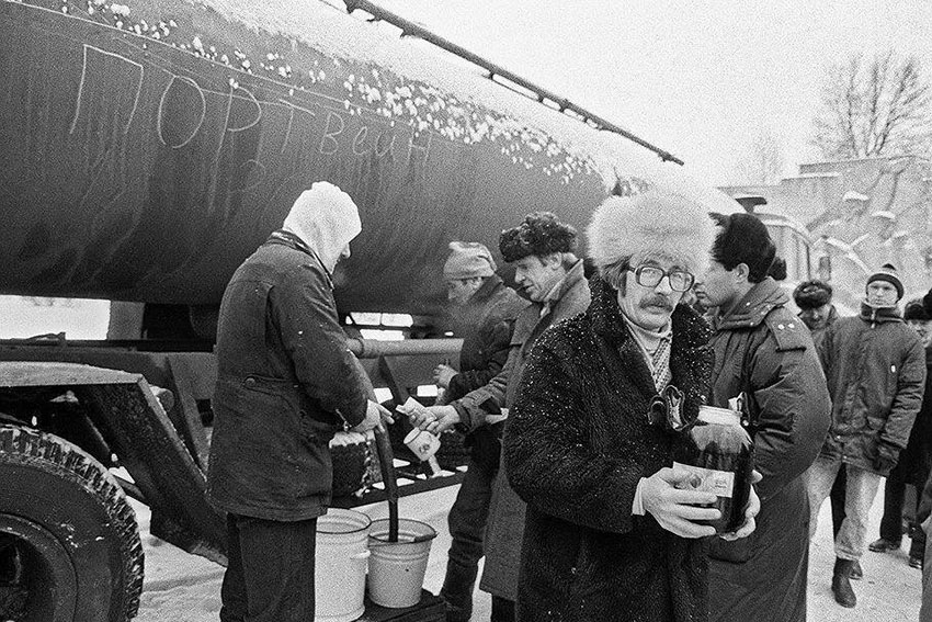 Портвейн на розлив. Самый конец 1980-х, а может быть начало... Портвейн на розлив. Самый конец 1980-х, а может быть начало...