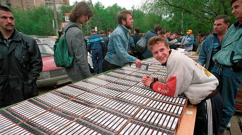 Торговля видеокассетами на Горбушке, Москва, 1990–е года. Торговля видеокассетами на Горбушке, Москва, 1990–е года.