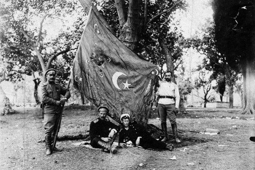 Русские офицеры у трофейного турецкого знамени, 1916 год.