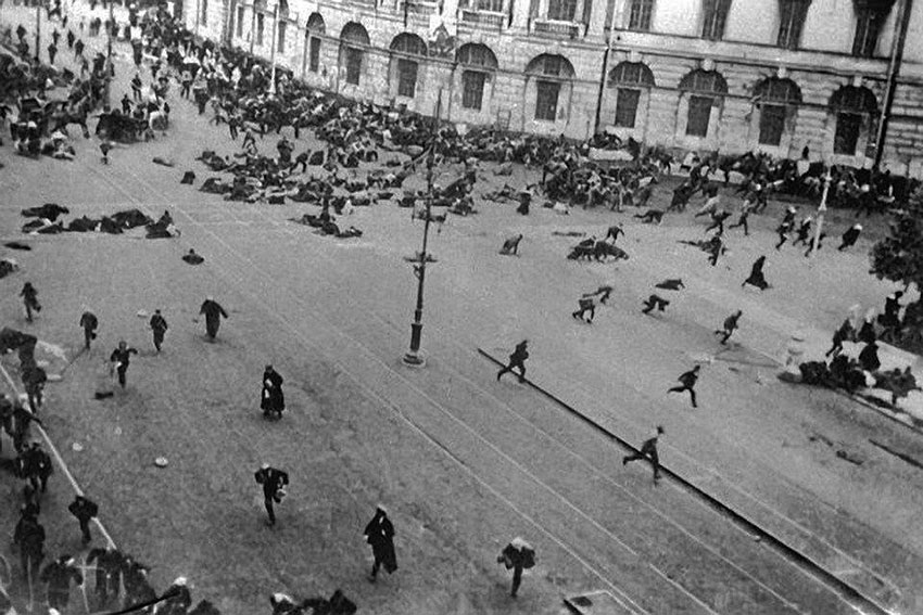 Правительственные войска стреляют по демонстрантам, угол...