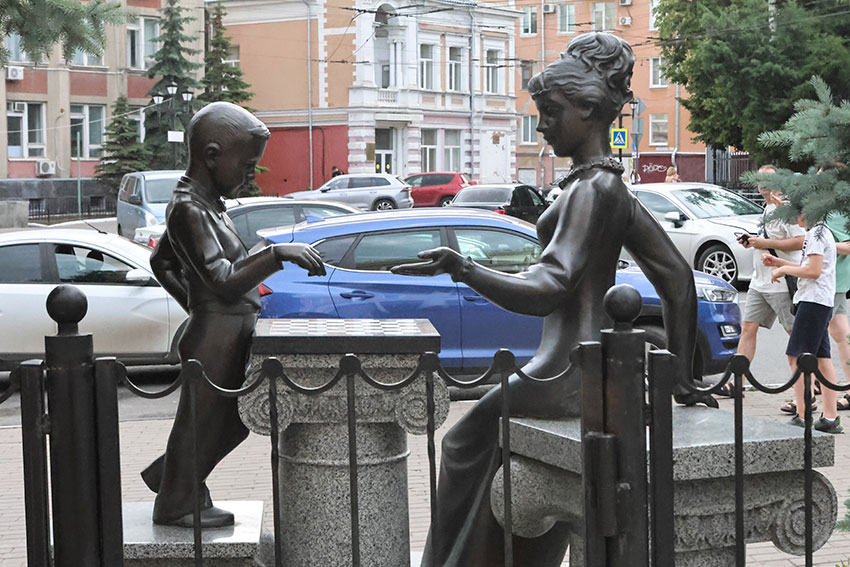 Саратовский скульптор, оказывается, и сам любил играть...
