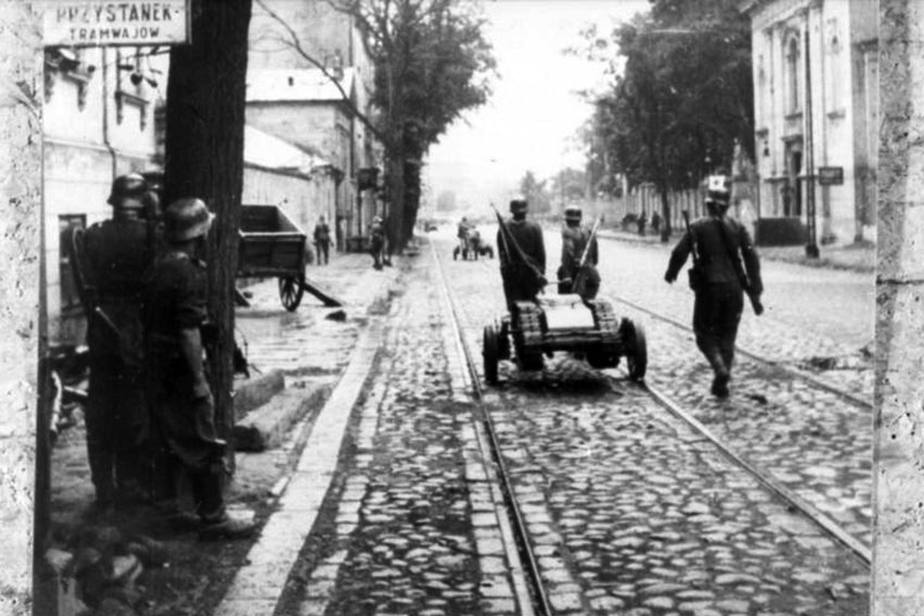 Варшавское восстание немецкие солдаты с Голиафом,август...