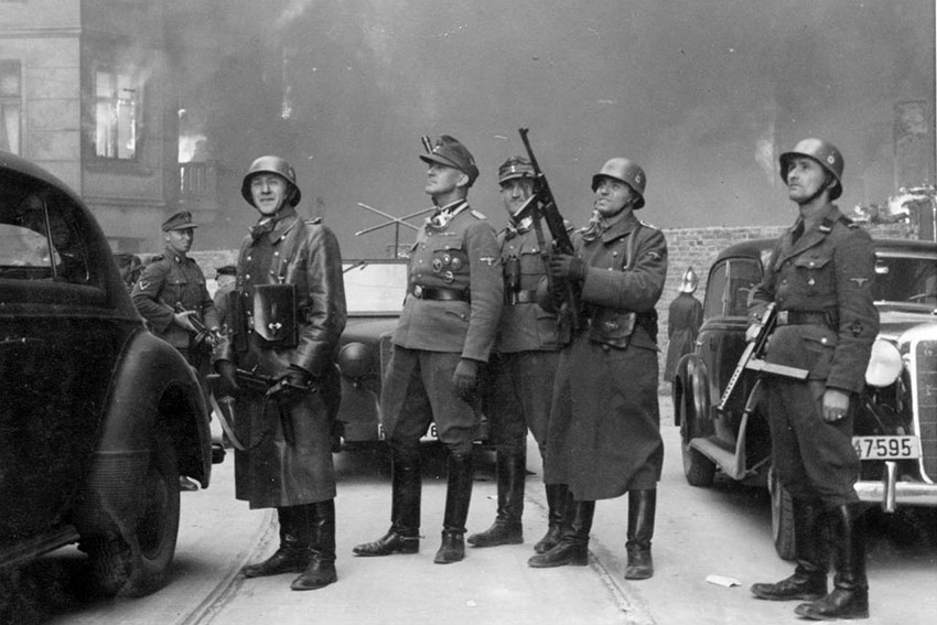 Немецкие солдаты во время Варшавского восстания 1944 год.