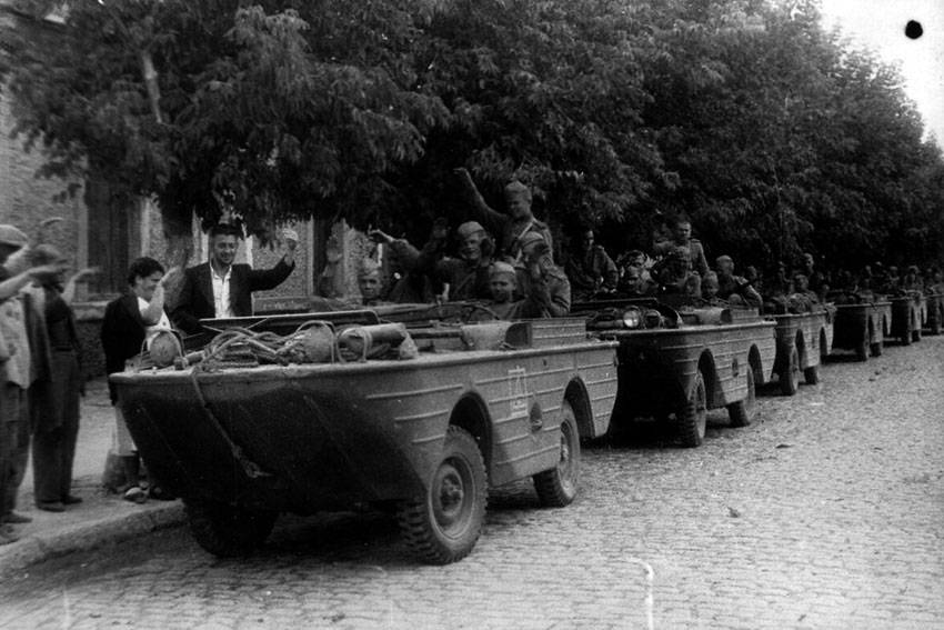 Жители Белгород-Днестровского (до 1944 года — Аккерман)  автомобилях-амфибиях...