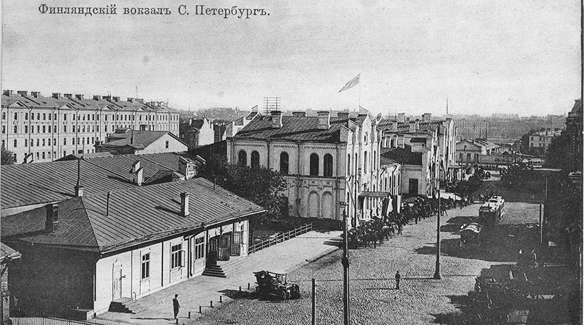Первое здание вокзала было возведено в 1870 году по проекту...