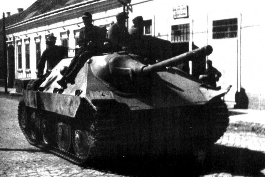 Jagdpanzer 38 (t) «Хетцер» из группы армий «Южная Украина» на улицах...