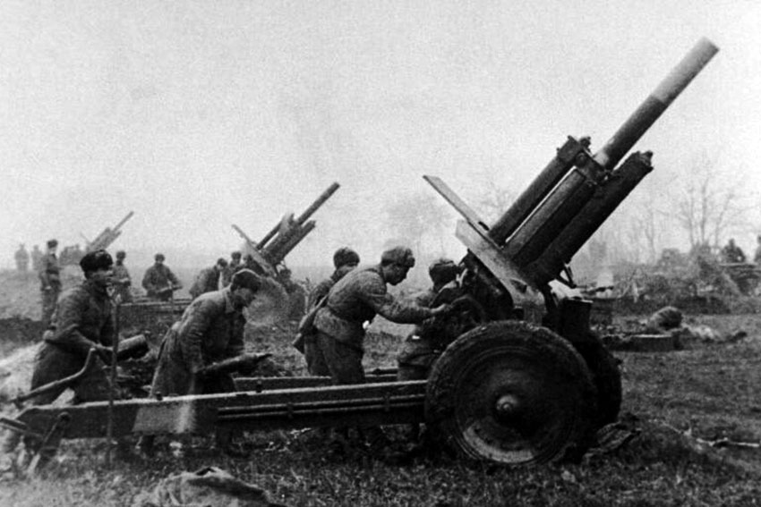 Батарея 122 мм гаубиц образца 1938 года (М-30 2-го Украинского...