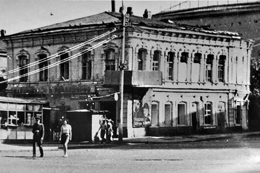 Театральная, 1 современный вид. Фото 1970 года.