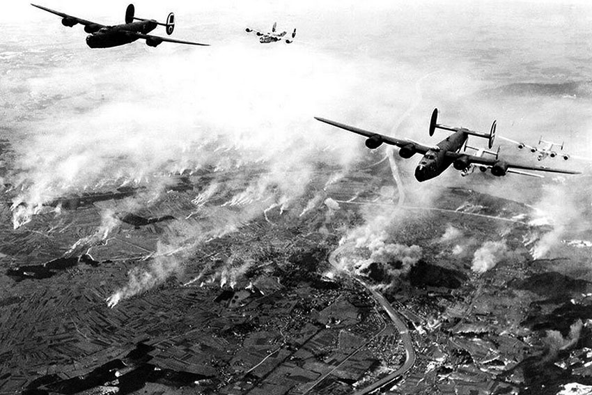 Бомбардировщики B-24 Liberator бомбят сортировочную станцию...