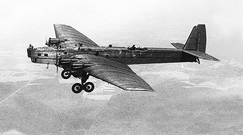 В декабре 1930 году прошёл первый полёт первого в мире четырехмоторным...