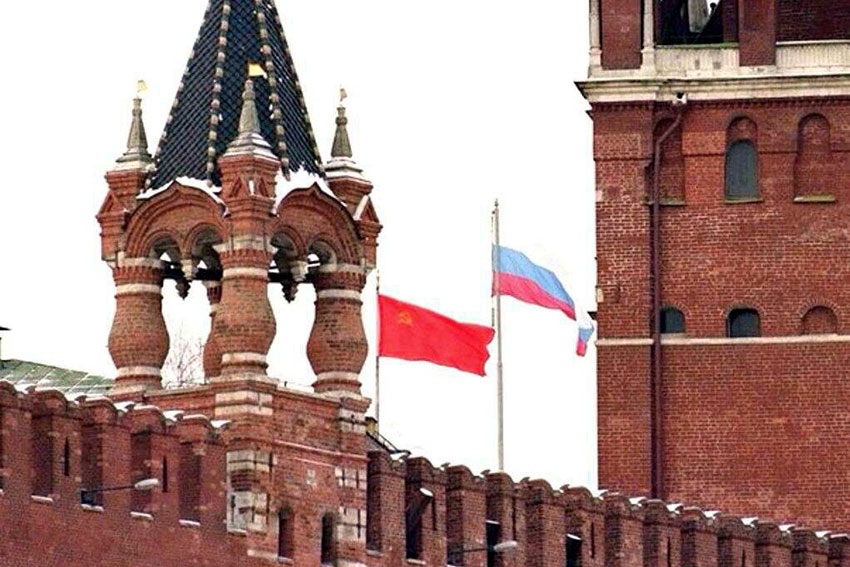 "В тот вечер спустили два флага. Первый развевался над первым...
