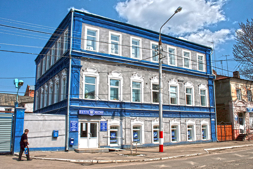 На нечётной стороне Кобзарёвой дом двухэтажный под номером...