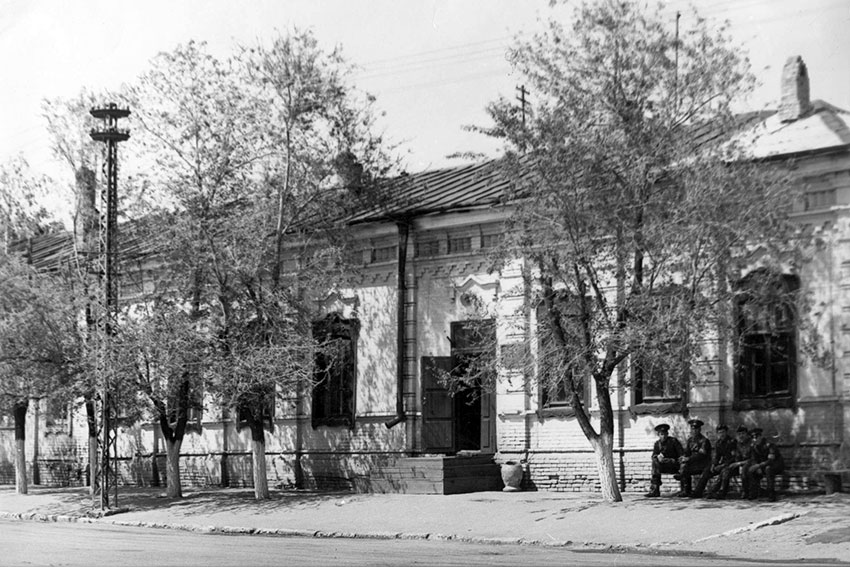 Над волостным правлением, как и во многих других местах,...