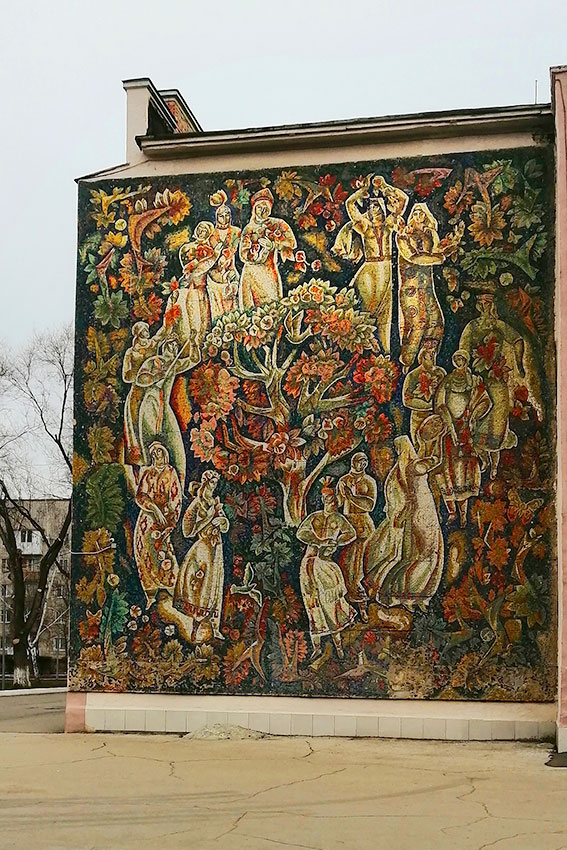 В 2000-х годах ещё работали в «Дружбе» три коллектива, ведущие...