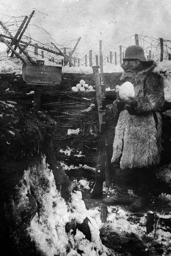 Немецкий военный в противогазе отмечает Пасху в окопе с... Немецкий военный в противогазе отмечает Пасху в окопе с...