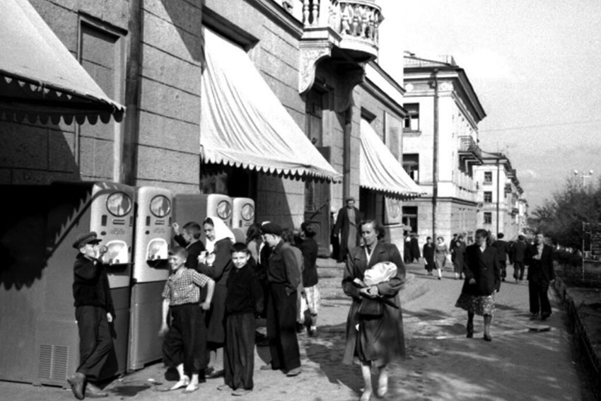 Автоматы с газировкой 1960 год.