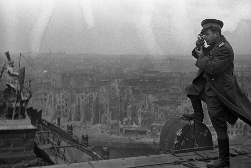 2 мая 1945 год на крыше рейхстага Берлин фотограф Марк Редькин.