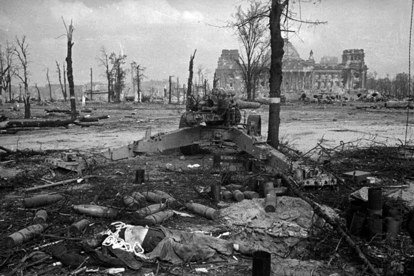 Рейхстаг после завершения битвы за Берлин, 1945 год.