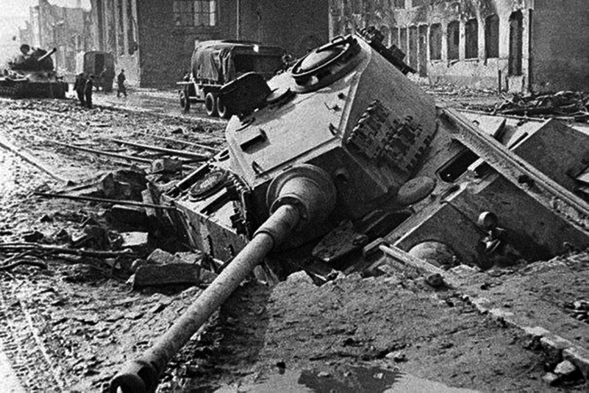 Брошенный Королевский Тигр на улице Берлина. Май 1945 года.